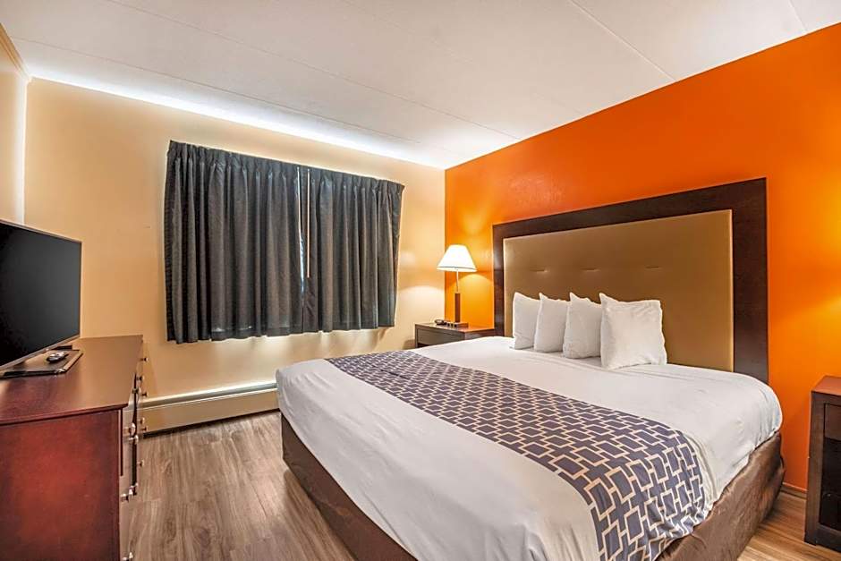 Econo Lodge Inn & Suites Windsor Locks Bradley Airport