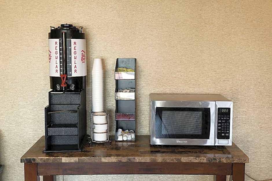 Red Roof Inn & Suites Omaha - Council Bluffs