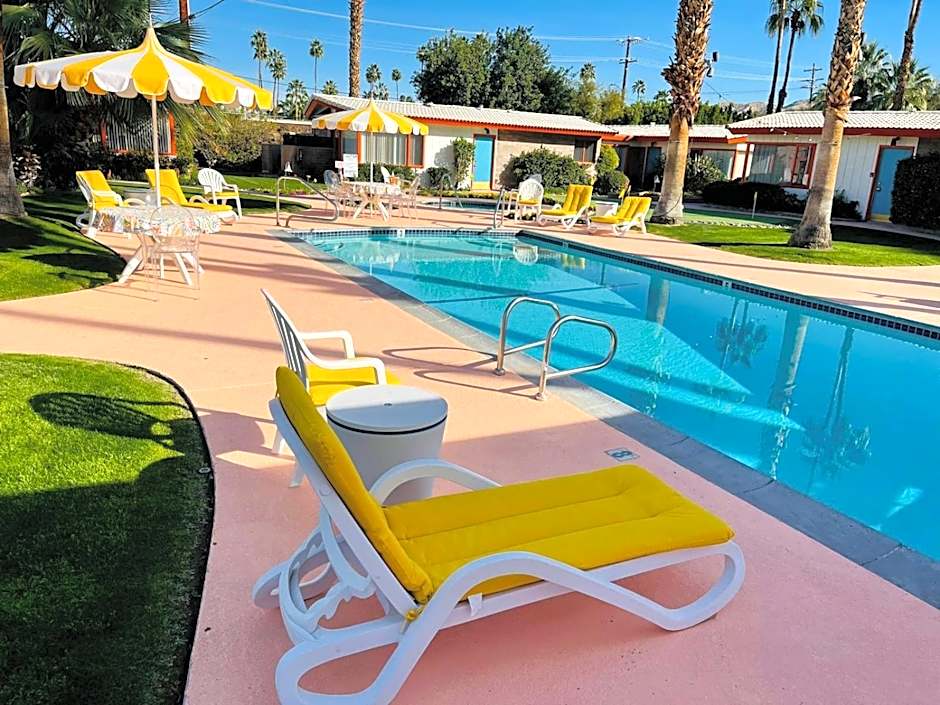 A PLACE IN THE SUN Garden Hotel - Big Units with Privacy Gardens & Heated Pool & Spa in 1 Acre Park Prime Location, PET Friendly