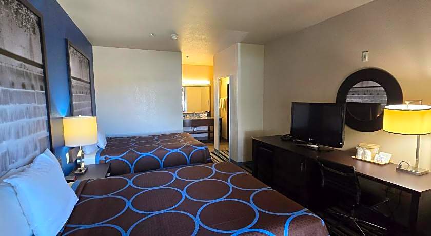 Super 8 by Wyndham Dilley TX