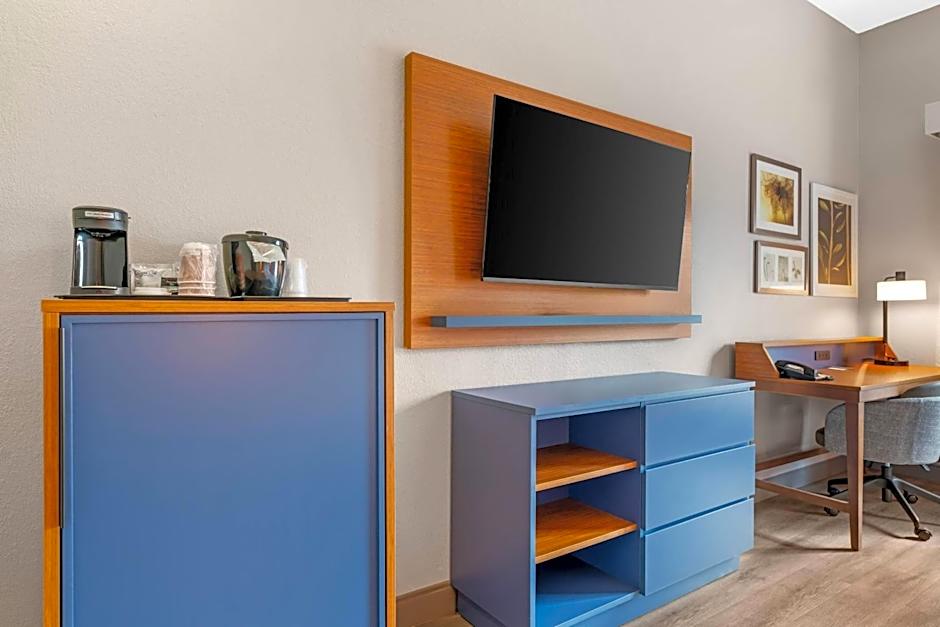 Country Inn & Suites by Radisson, West Bend, WI