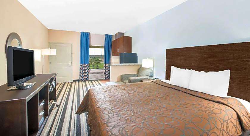 Super 8 by Wyndham Dilley TX