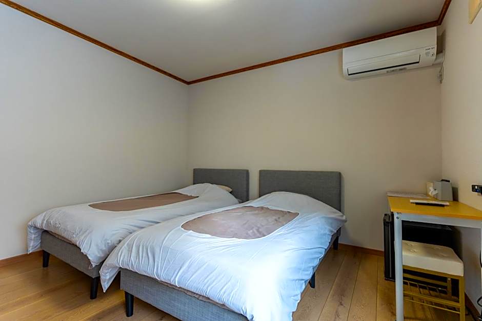 Foto 1 di 3 di Standard Twin Room with Shared Bathroom