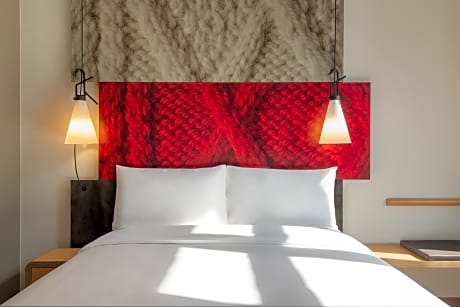 Standard Room with Queen Bed