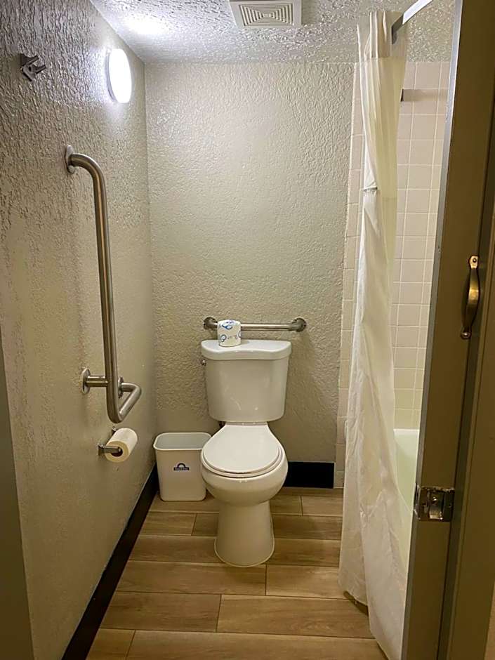Days Inn & Suites by Wyndham Fort Pierce Midtown