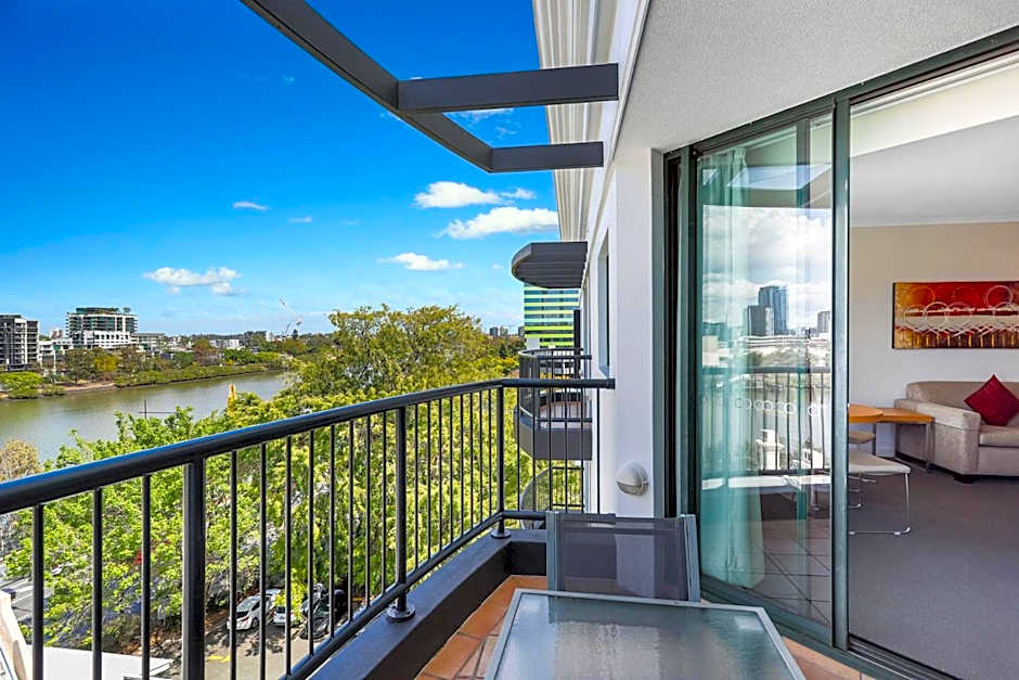 Central Cosmo Apartment Hotel