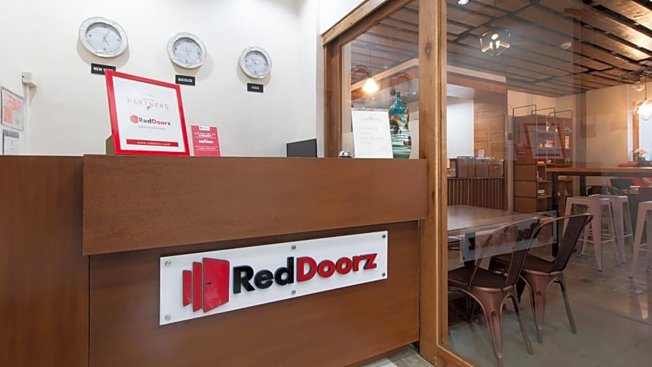 Reddoorz Plus @ Diola Villamonte Bacolod