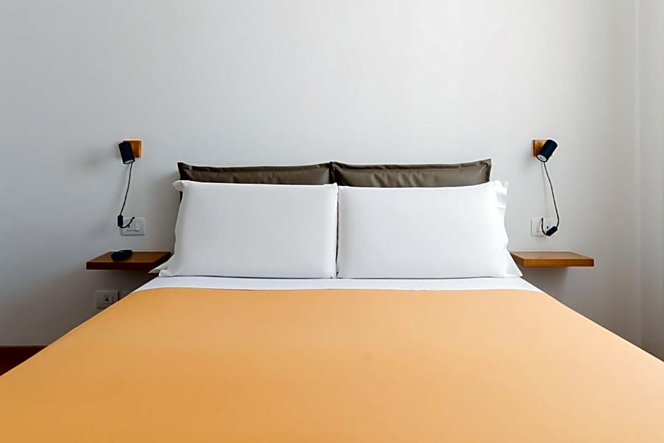 Glass House - Smart Rooms & Parking