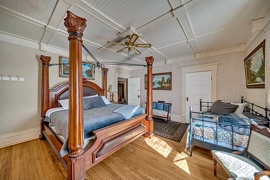 Marmora and Lake Inn and Victorian Diner-2025 Group Reunion Home for up to 32 guests