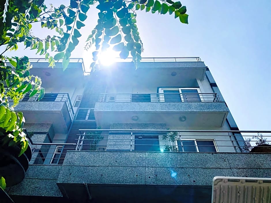 Qotel Noida 51 couple Friendly 