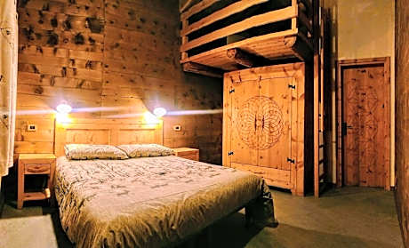 Quadruple Room with Private Bathroom