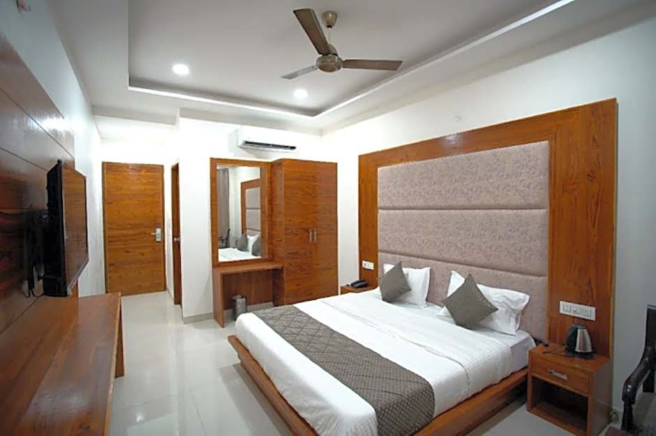 Goroomgo Sunroof Hotel & Banquet Zirakpur