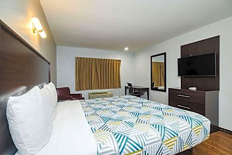 1 King Bed | Mobil Acc RI Shwr Nsmk Kitchen