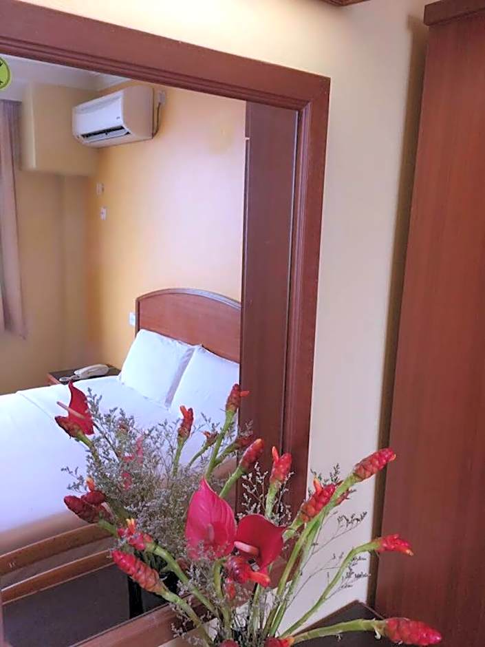 Photo 1 of 4 of Deluxe 1 Queen Bed