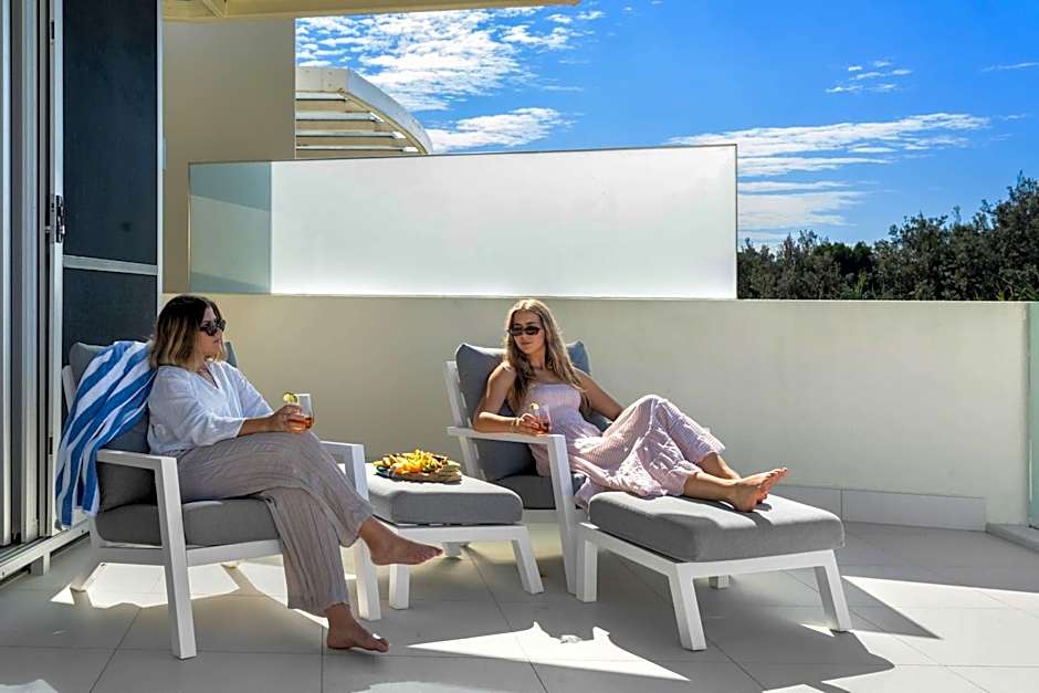 Absolute Beachfront Marcoola - Private Pool - Private Spa Bath - Games