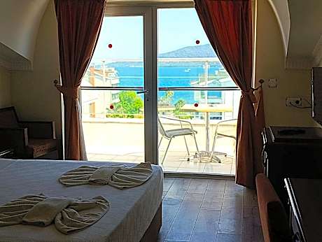 Double or Twin Room with Partial Sea View