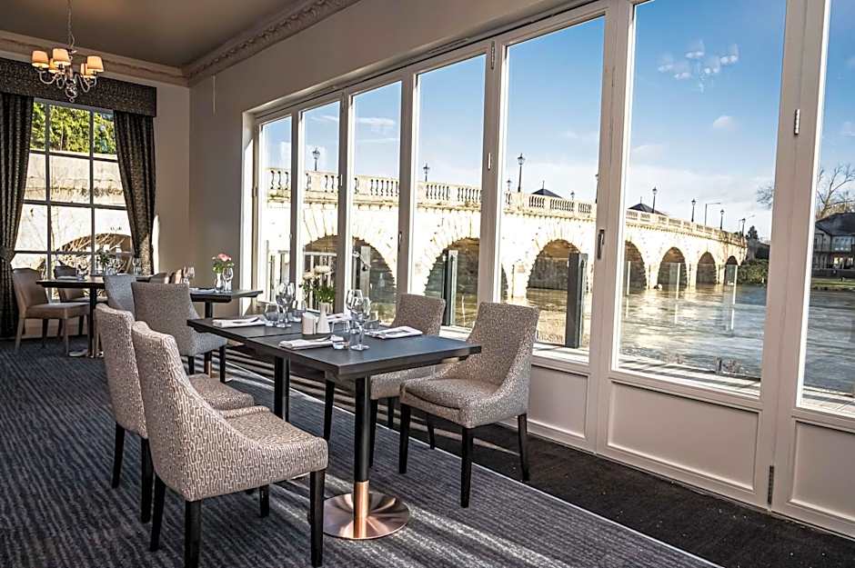 Thames Riviera Hotel