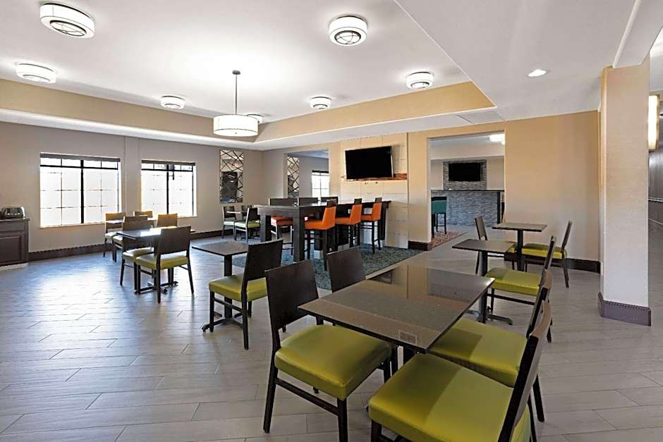 La Quinta Inn & Suites by Wyndham Bush Intercontinental Airport East