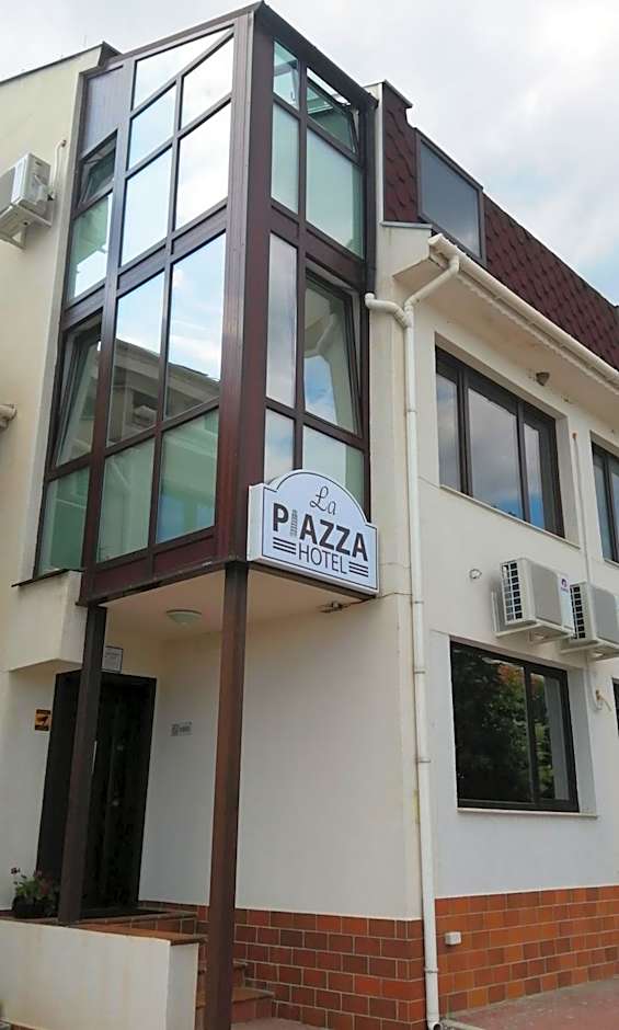 La Piazza Hotel