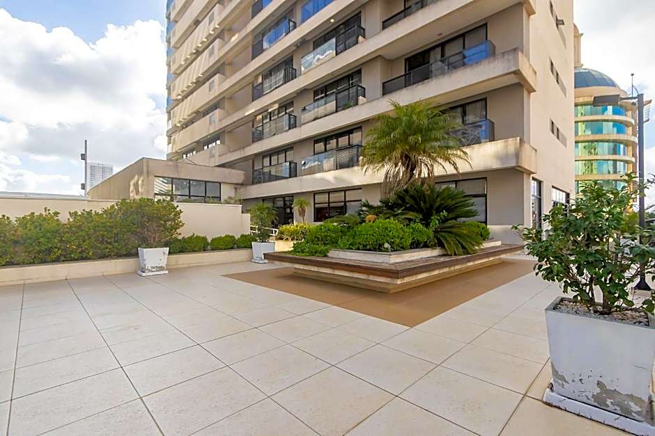 Apto em frente ao shopping com piscina aquecida