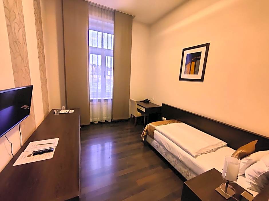 Photo 1 of 5 of Single Room