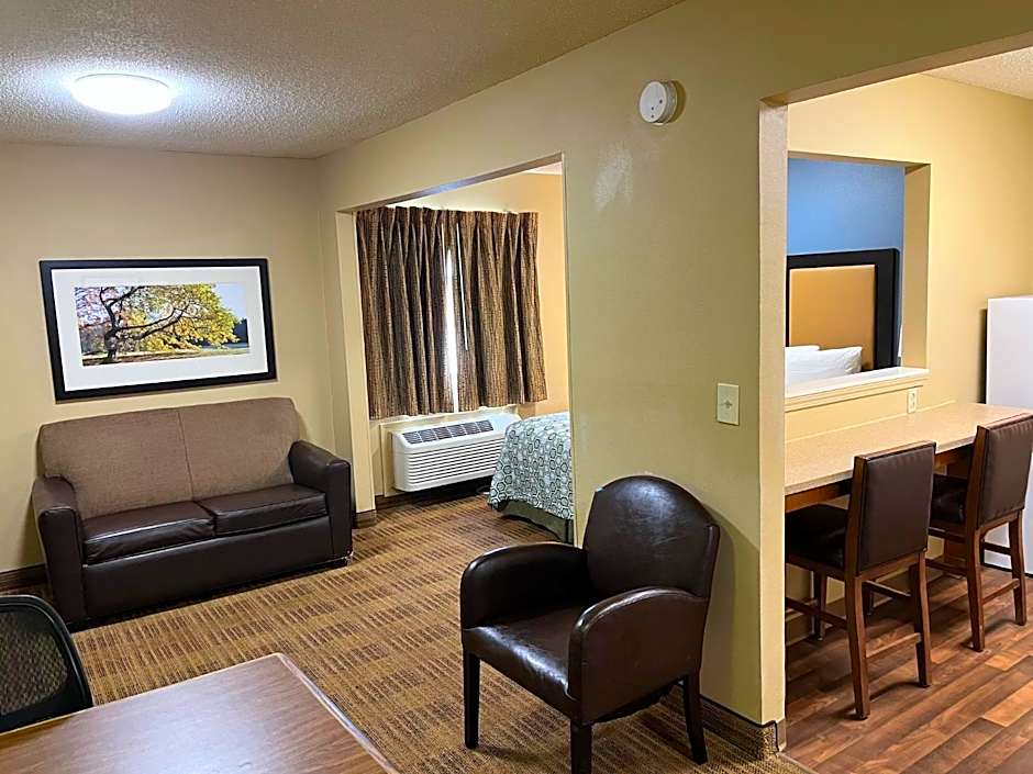 HomeTowne Studios & Suites by Red Roof Greensboro