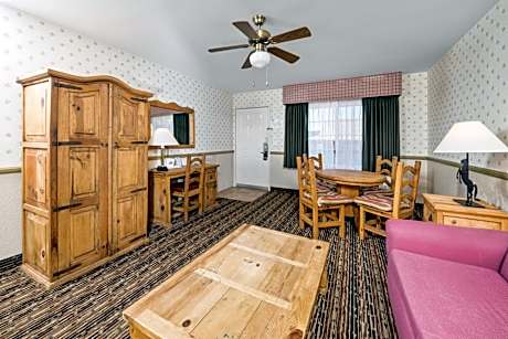 One-Bedroom King Suite - Non-Smoking