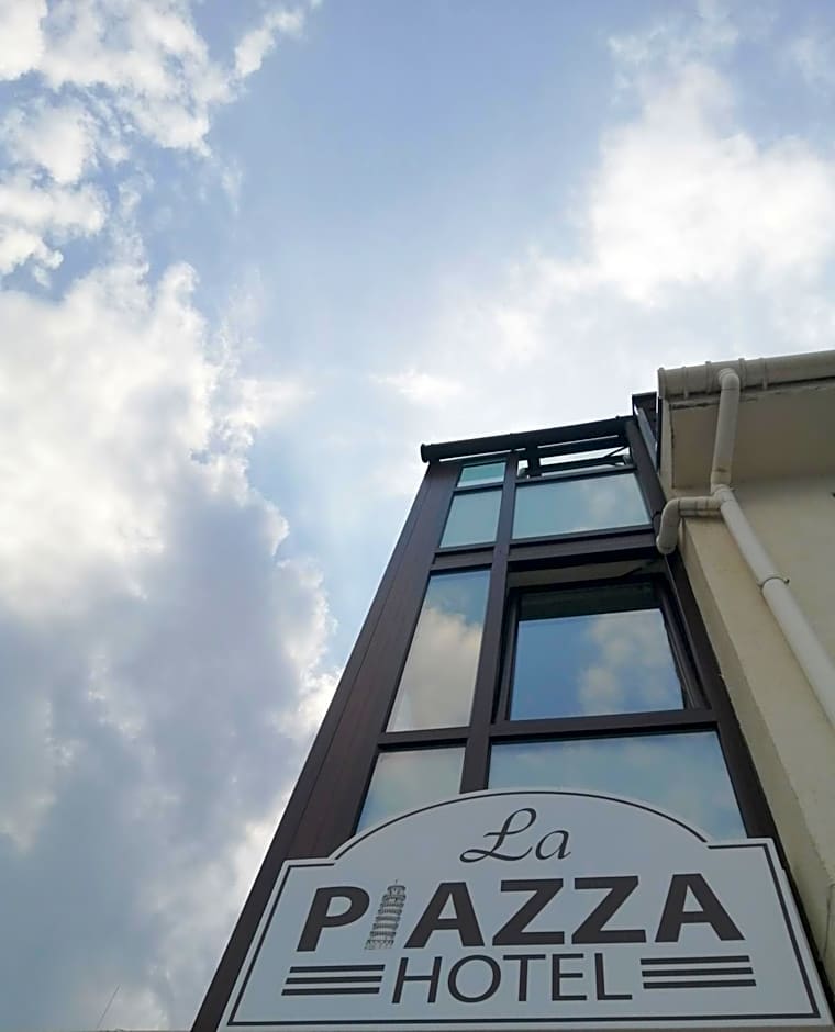 La Piazza Hotel