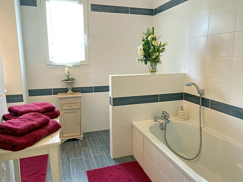 Chambre avec sa salle de bain privée attenante et wc privé