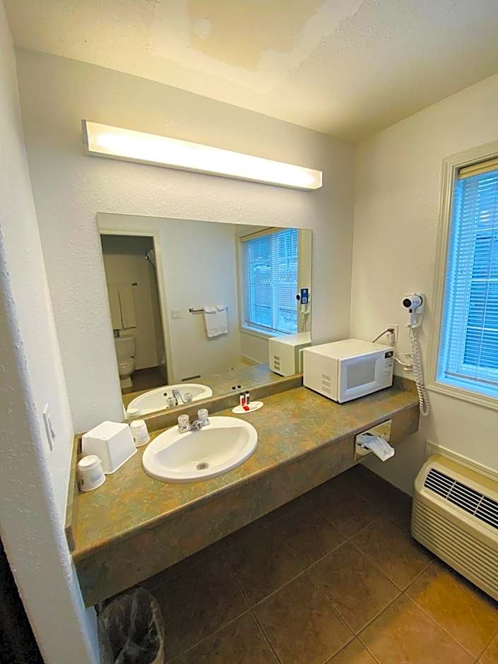 Super 8 by Wyndham 100 Mile House