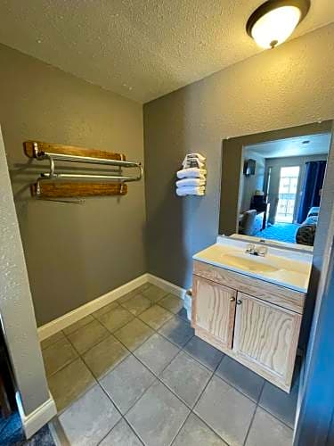 American Inn Council Bluffs – Council Bluffs, IA