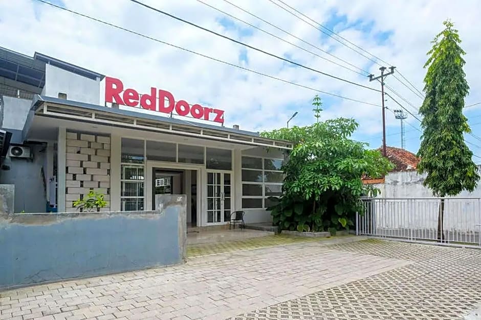 Reddoorz near Stadion Kridosono Blora