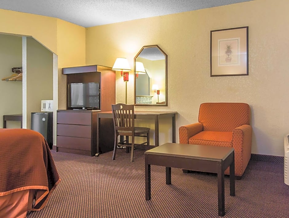 Rodeway Inn & Suites