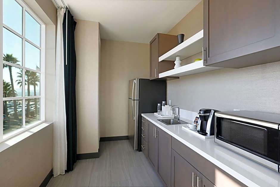 Inn at the Pier Pismo Beach, Curio Collection by Hilton