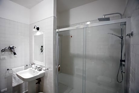 Large Double or Twin Room with Private Bathroom