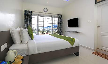 Treebo Light House, 900 Mtrs From Botanical Garden