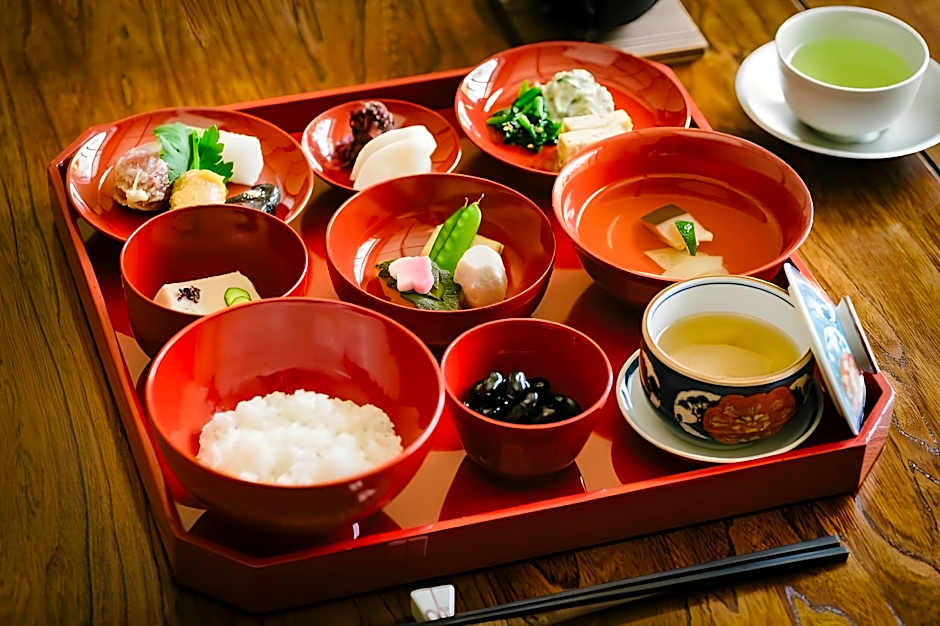 Nazuna Kyoto Tsubaki St.