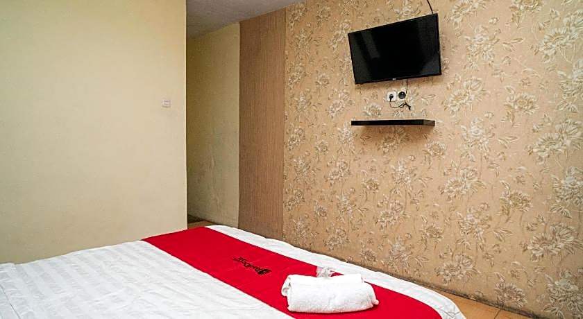 RedDoorz near Cyber Mall