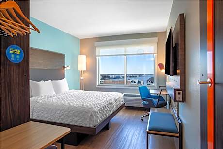 King Room with Bath Tub - Mobility and Hearing Access