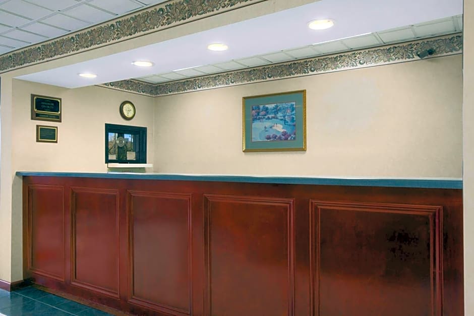 Days Inn By Wyndham Lexington-Columbia
