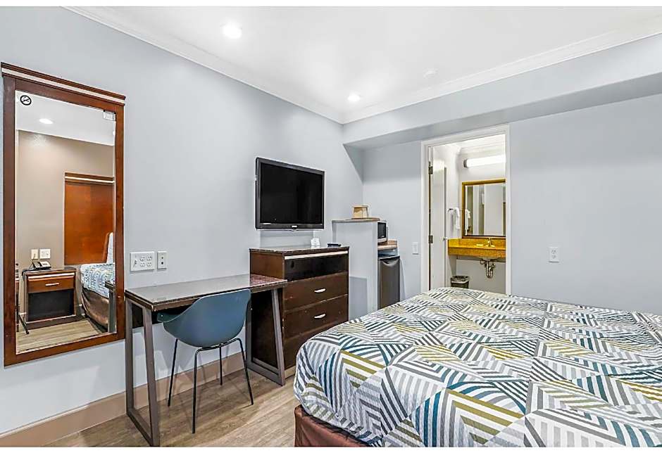 Photo 1 of 6 of 1 Queen Bed