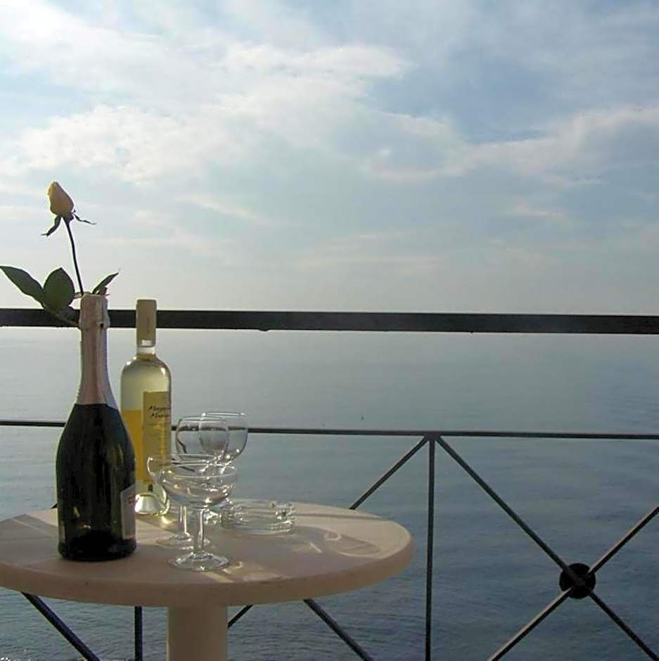 Queens Leriotis Hotel