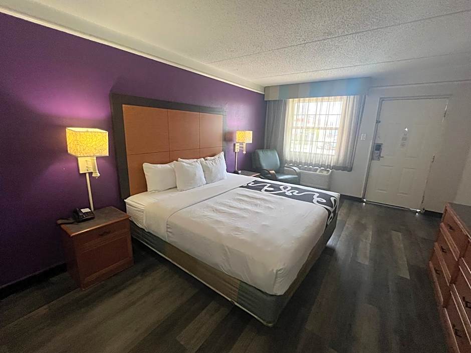 La Quinta Inn & Suites by Wyndham Mid-City