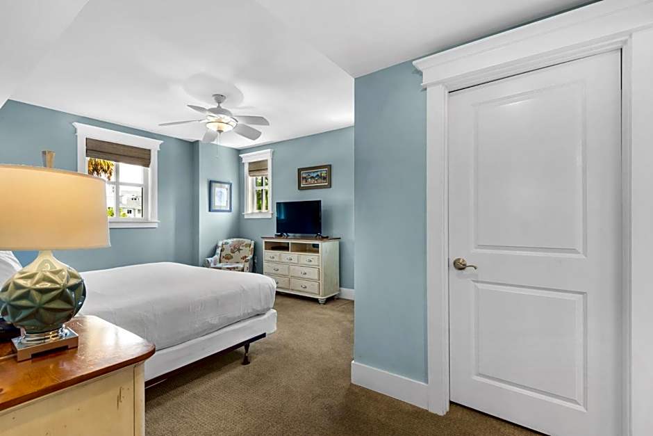Cozy Bayside Retreat at Lasata , Stunning Panoramic Views ,Steps away from Baytowne Wharf, 3 Bedrooms 3 full baths !!