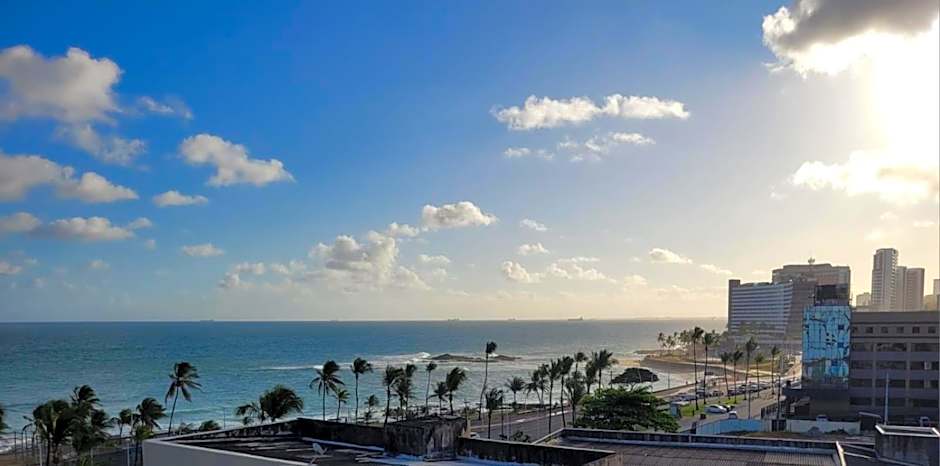 Lindo e Econômico, 2min da praia, perto Farol da Barra