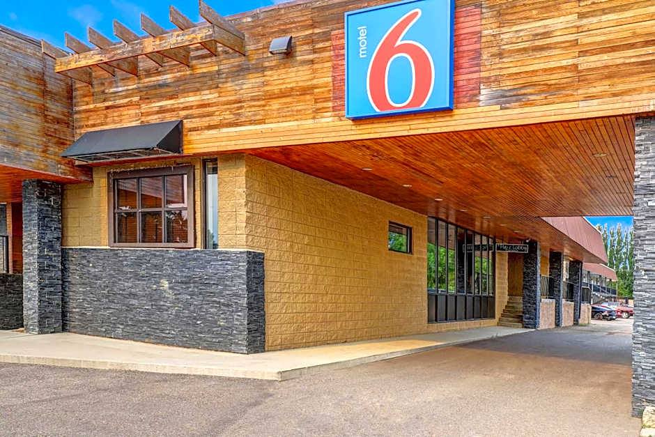 Motel 6 Brooks AB