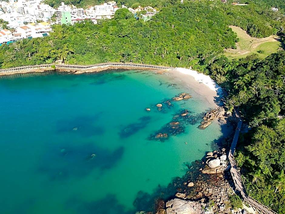 Apto NOVO, com piscina, 250m da praia