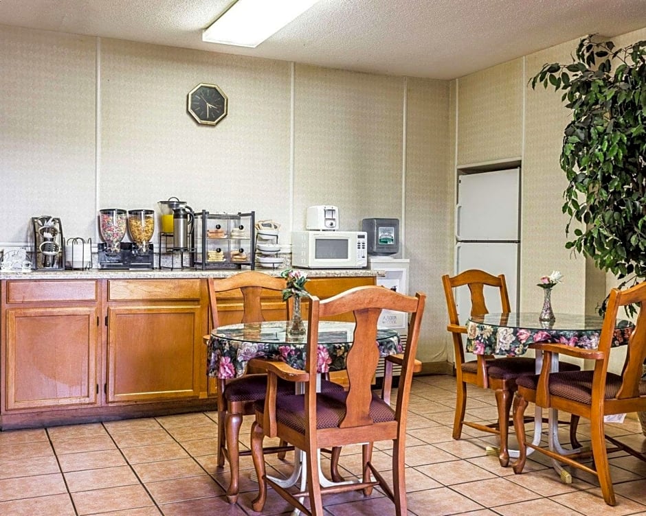 Econo Lodge Inn & Suites Matthews - Charlotte