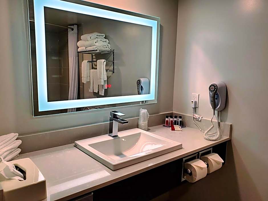 Super 8 by Wyndham Macleod Trail Calgary