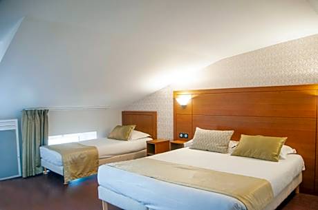 Family Room with One Queen Bed and Two Single Beds - Balcony/Non-Smoking